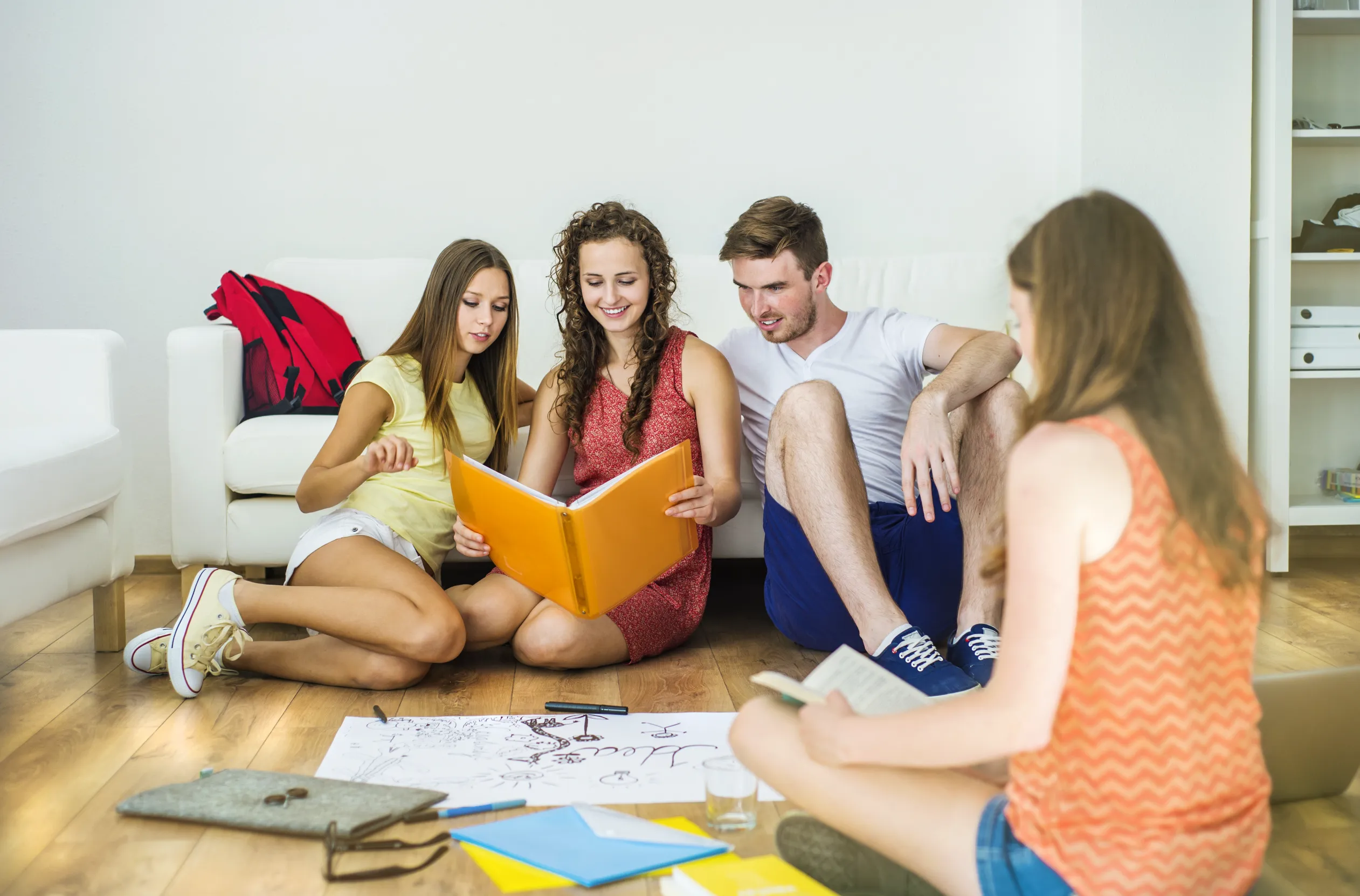groupe de jeunes étudiants en colocation étudiante