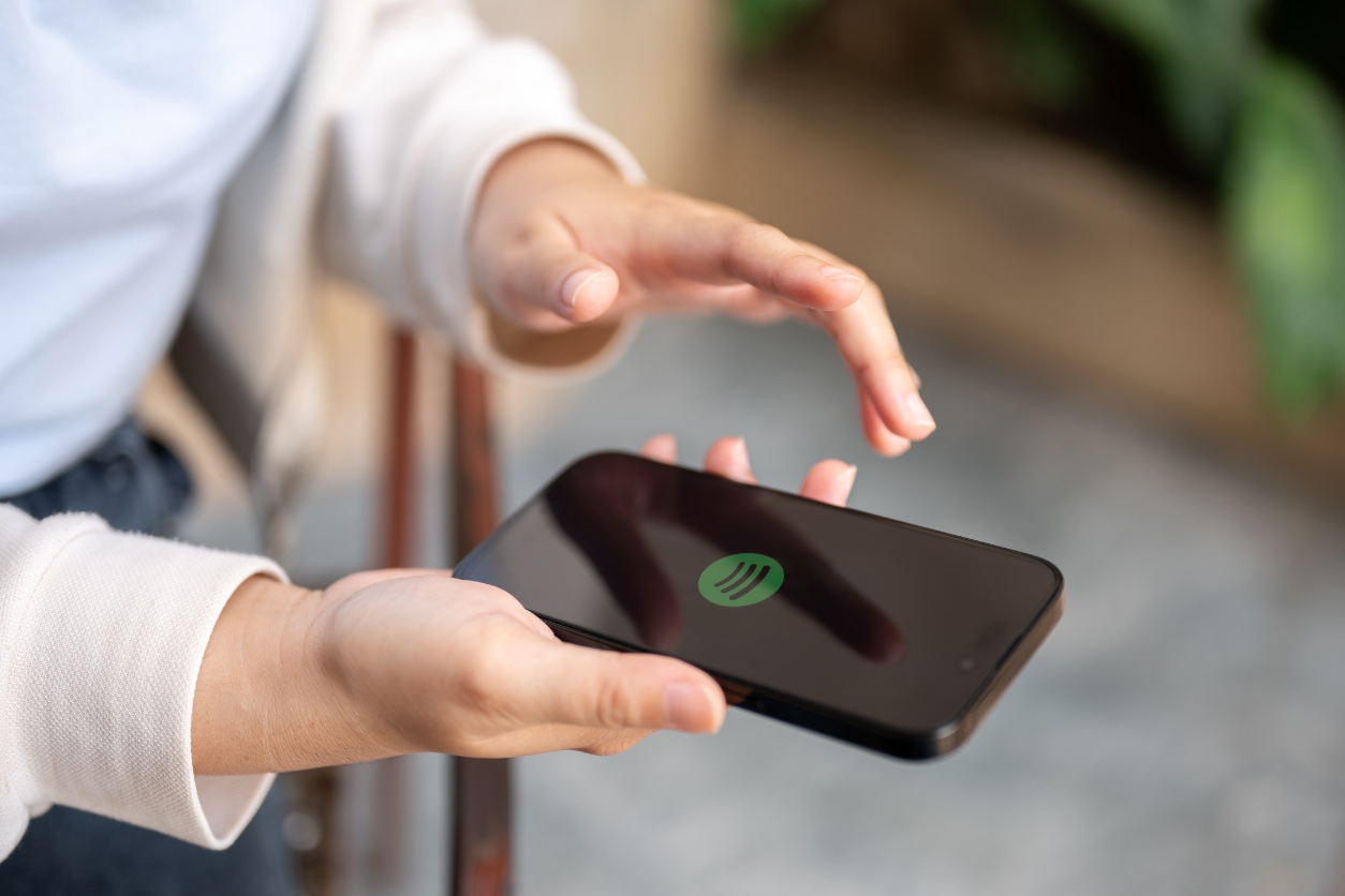 étudiante en train d'écouter de la musique sur spotify