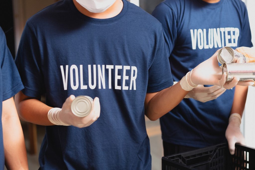 service civique : des jeunes volontaires partageant des produits prêts à la consommation