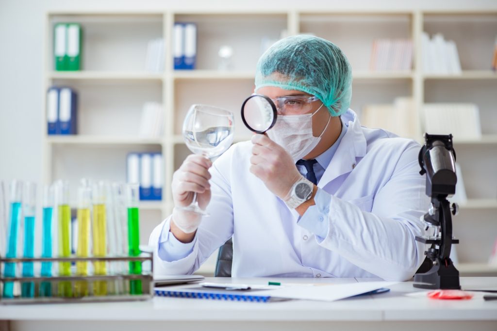 Médecin légiste travaille en laboratoire sur les preuves d'un crime