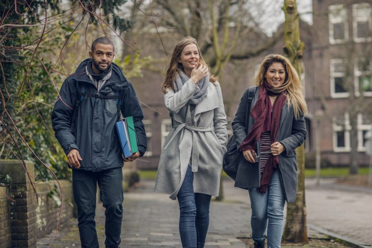 étudiants heureux à Amsterdam aux Pays-Bas